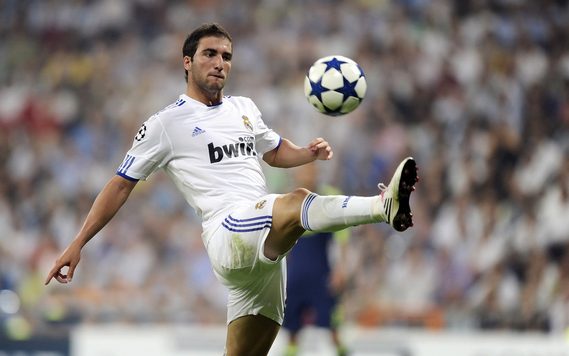 _新技术亮相：无人机全景直播高效呈现比赛_，无人机拍摄直播