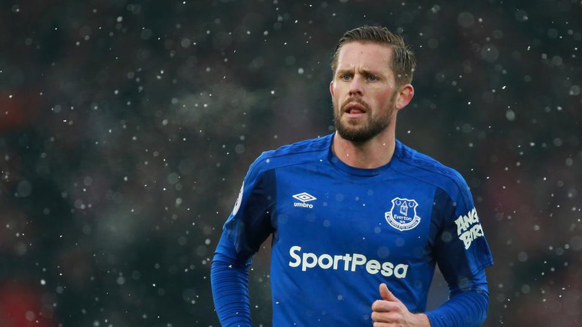 “趣味大集合：球场上的爆笑瞬间大曝光”，球赛搞笑视频